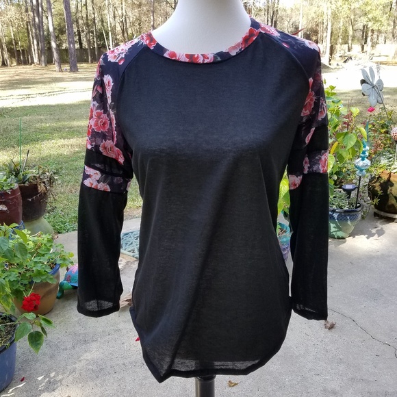 Tops - ⭕Black long Sleeve with rose accents